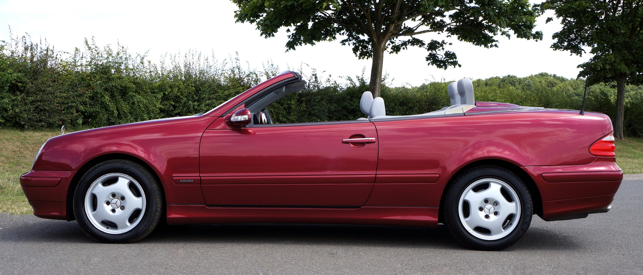 Das Bild zeigt ein rotes Mercedes-Cabriolet als Symbol für die Anzeigenkategorie Auto